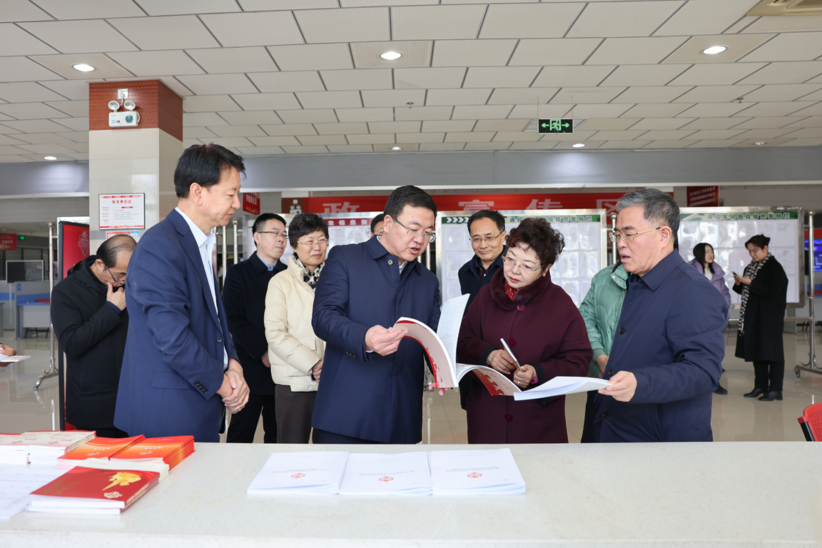 执法检查在自治区退役军人事务厅检查退役军人服务保障制度建设情况.jpg
