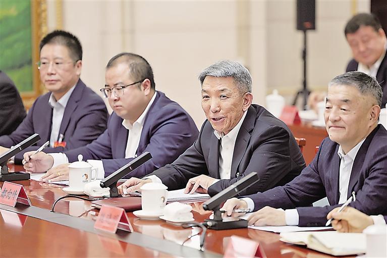 自治区人大代表郝向峰发言
