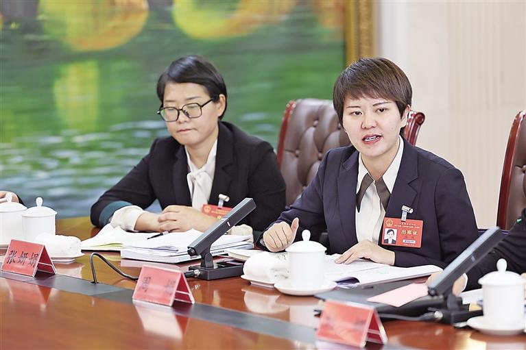 自治区人大代表周娟在分团审议时发言