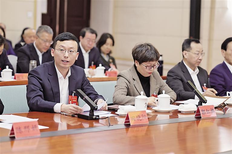 出席自治区十三届人大二次会议的代表...