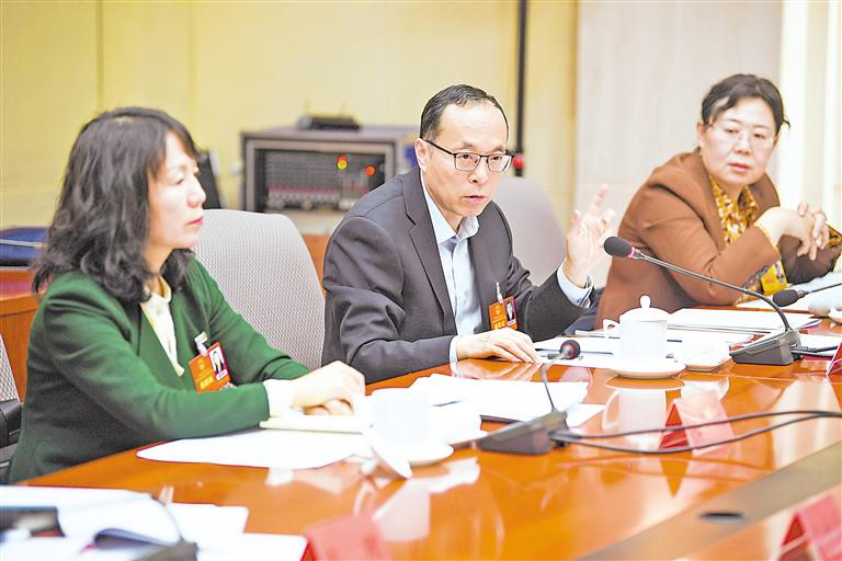 自治区人大代表贾红邦提出建议